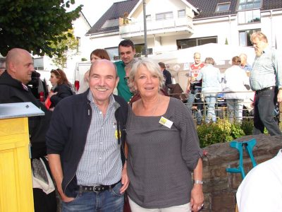 31 - Imker Dieter Rolshofen mit Besucherin Hildegard Wittkampf